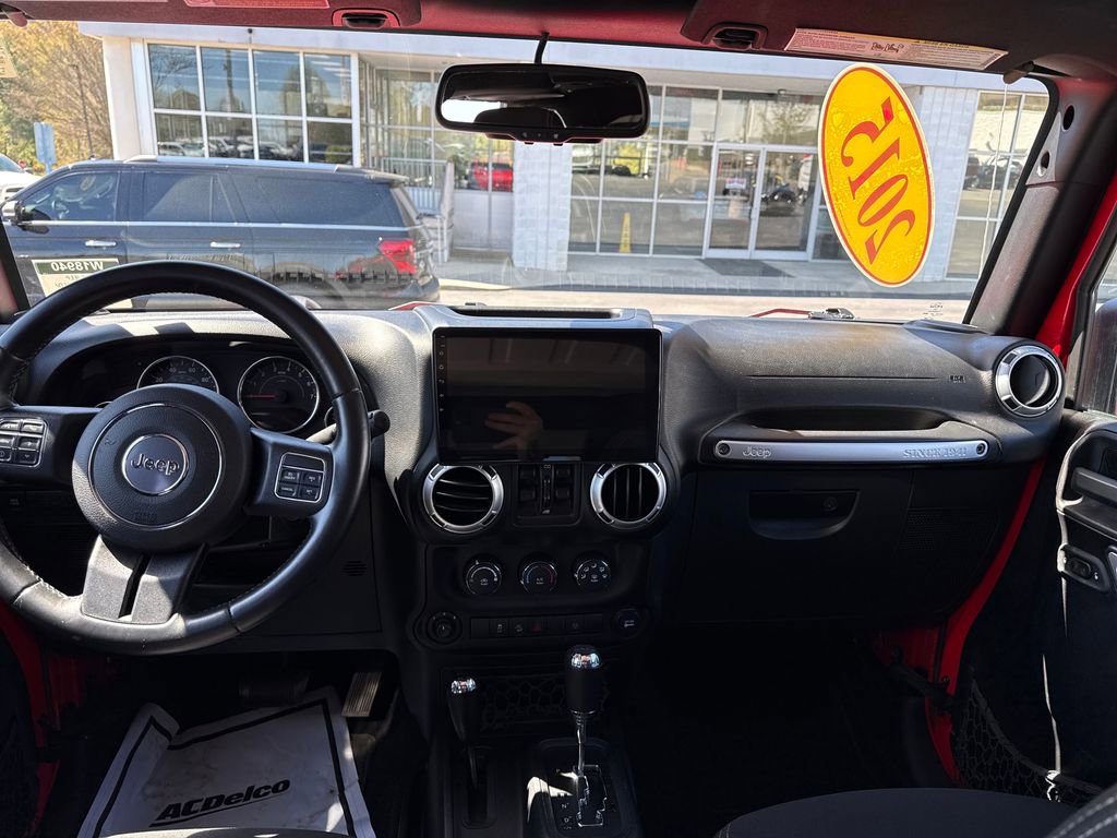 Used 2015 Jeep Wrangler Unlimited Rubicon w/ Connectivity Group image 16