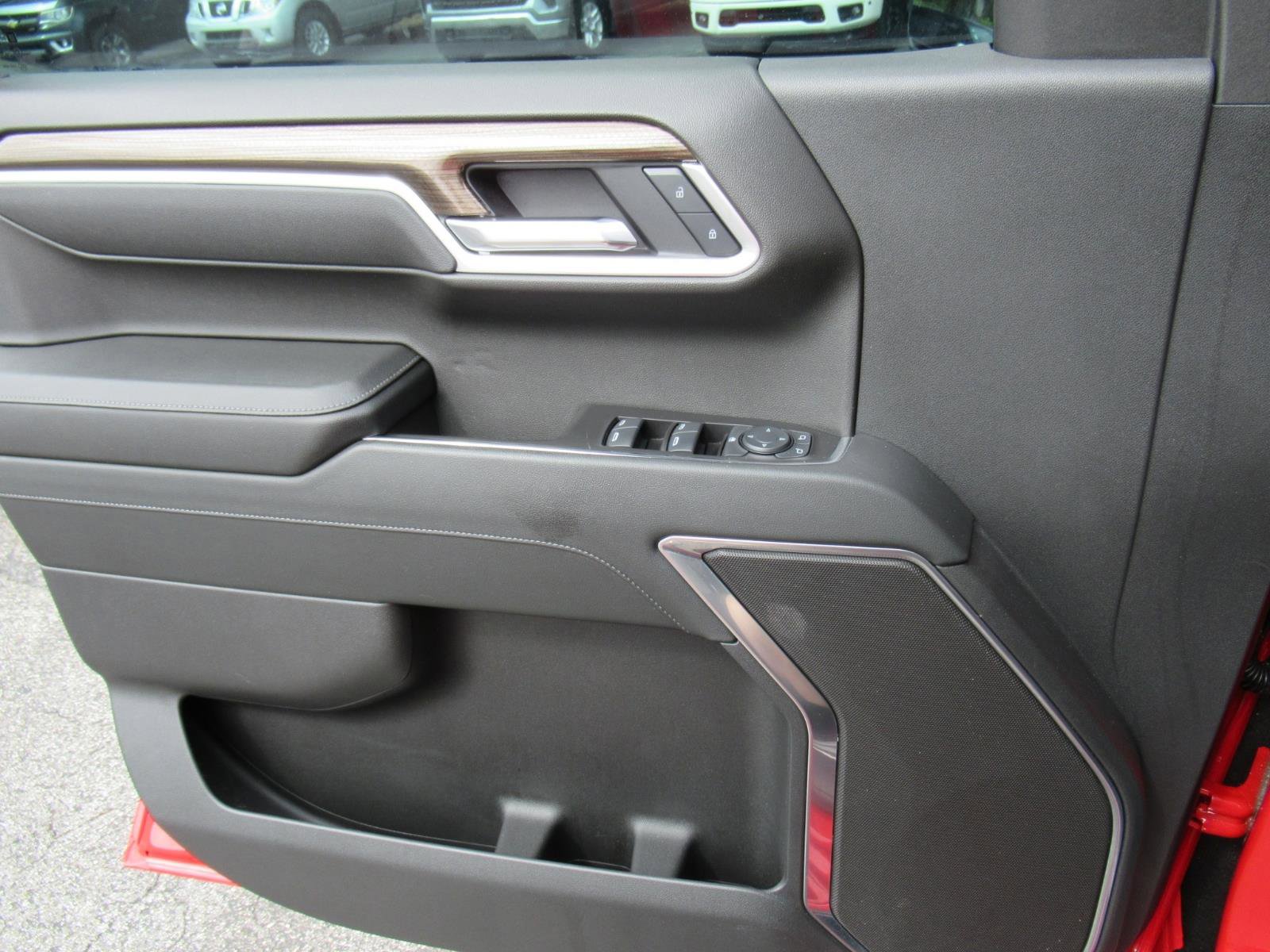 Used 2025 Chevrolet Silverado 1500 LT AWD/4WD image 20