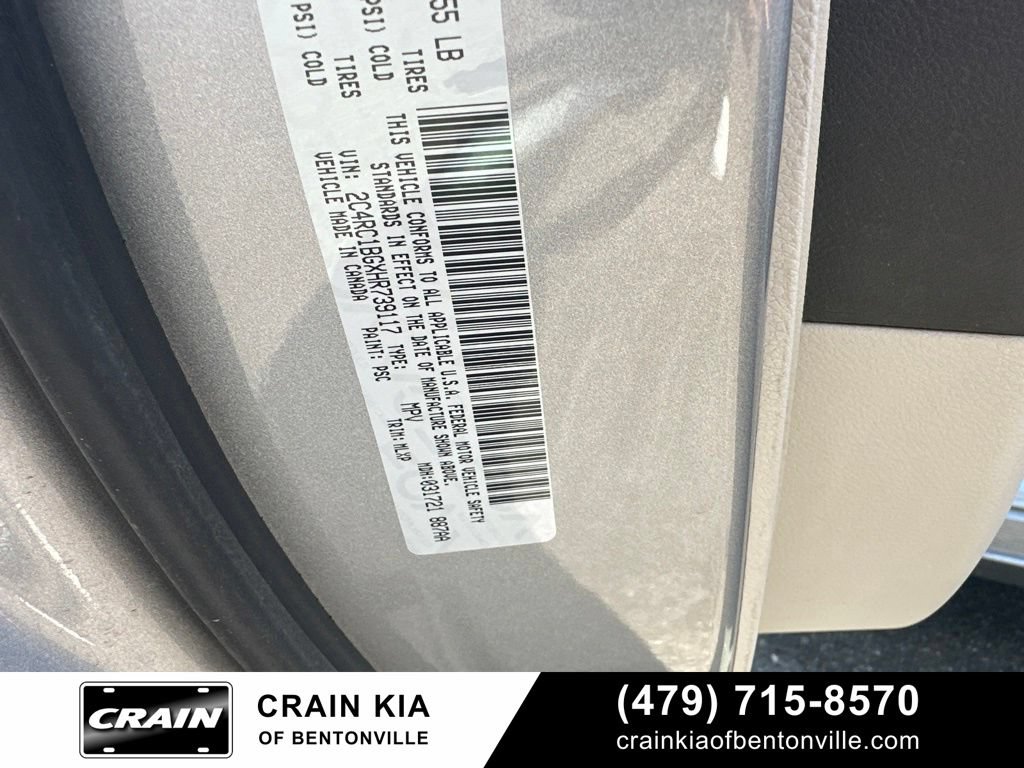Used 2017 Chrysler Pacifica Touring-L FWD image 19