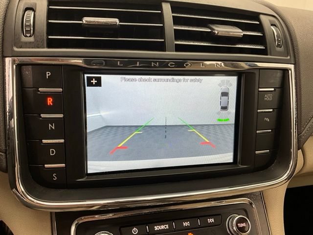 Used 2017 Lincoln Continental Select AWD/4WD image 4