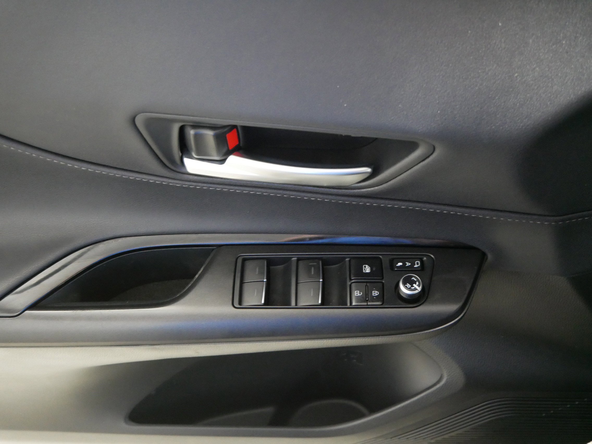 Used 2021 Toyota Venza LE w/ Carpet Mat Package (TMS) image 19