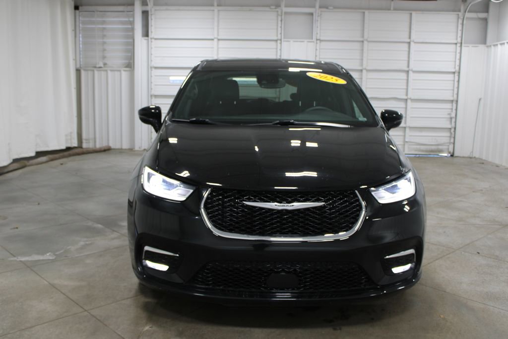 Used 2025 Chrysler Pacifica Select image 3