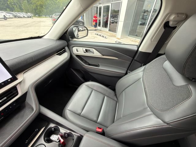 Used 2025 Ford Explorer Active w/ Active Comfort Package AWD/4WD image 23