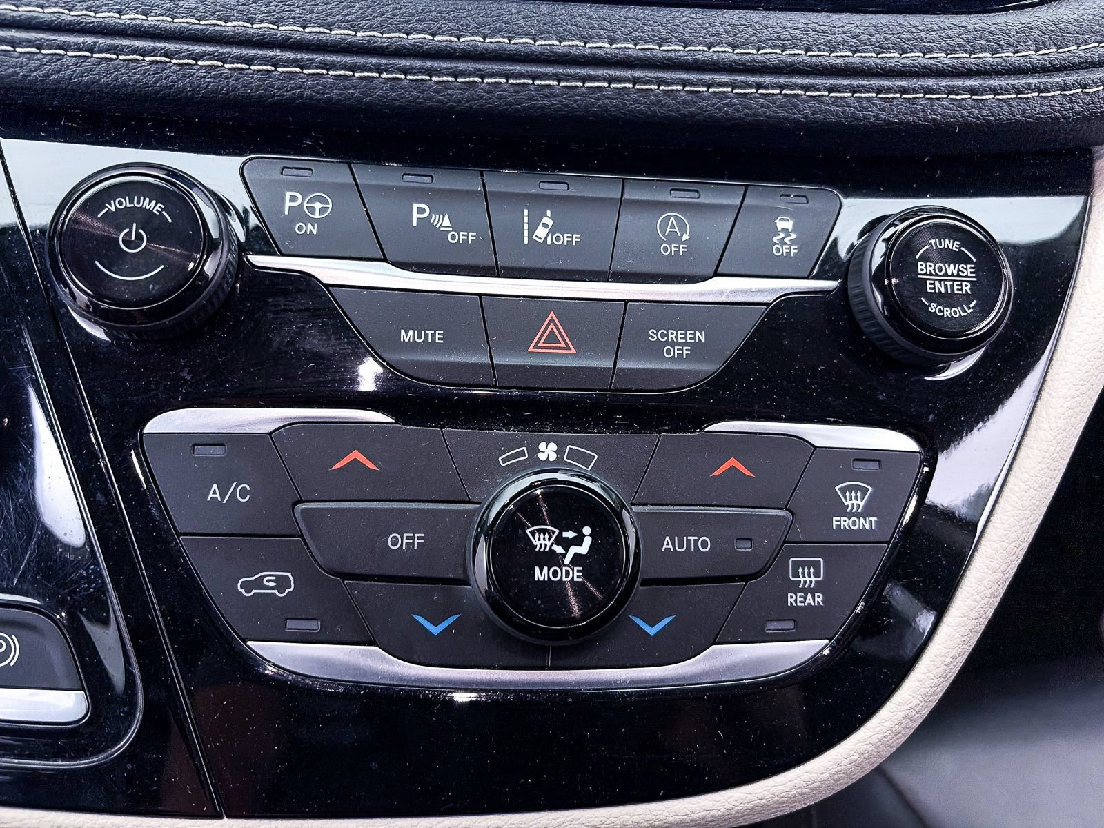 Used 2023 Chrysler Pacifica Touring-L AWD/4WD image 22