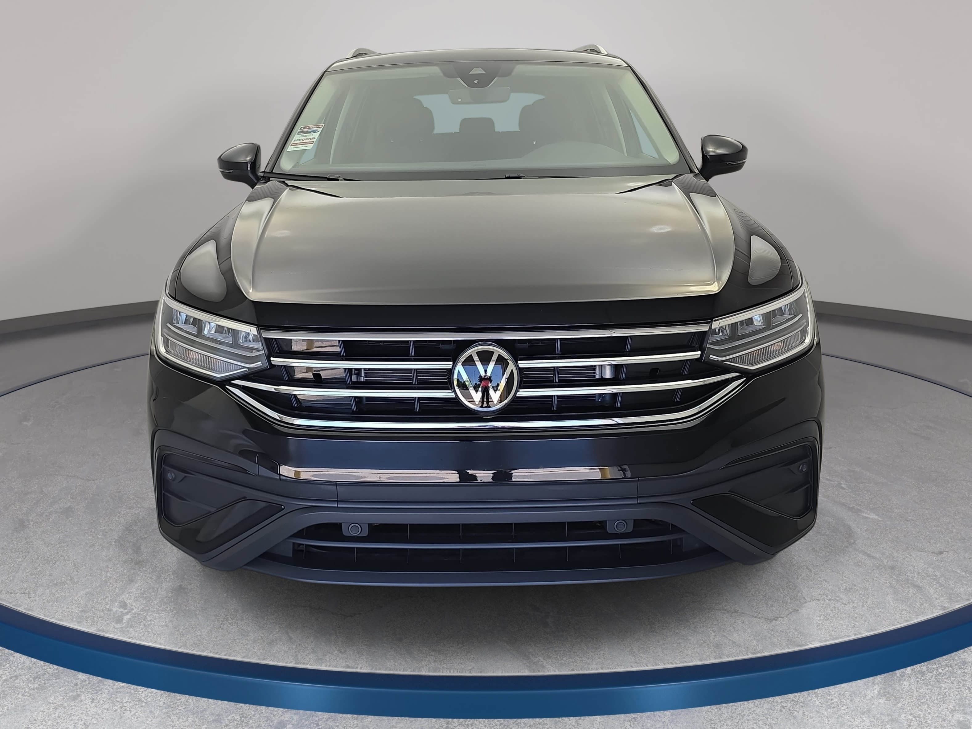 Used 2023 Volkswagen Tiguan SE w/ Panoramic Sunroof Package FWD image 2