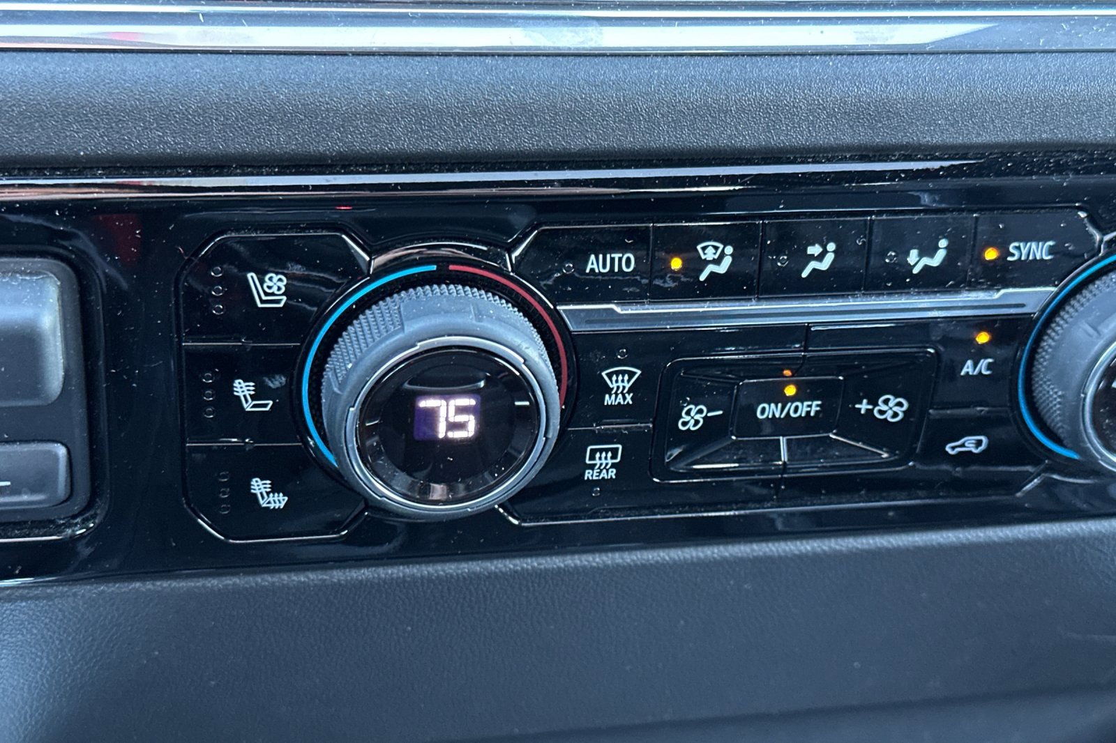 Used 2025 Chevrolet Silverado 1500 High Country w/ Technology Package image 28