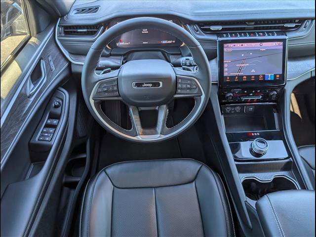 Used 2025 Jeep Grand Cherokee L Limited w/ Luxury Tech Group II image 8