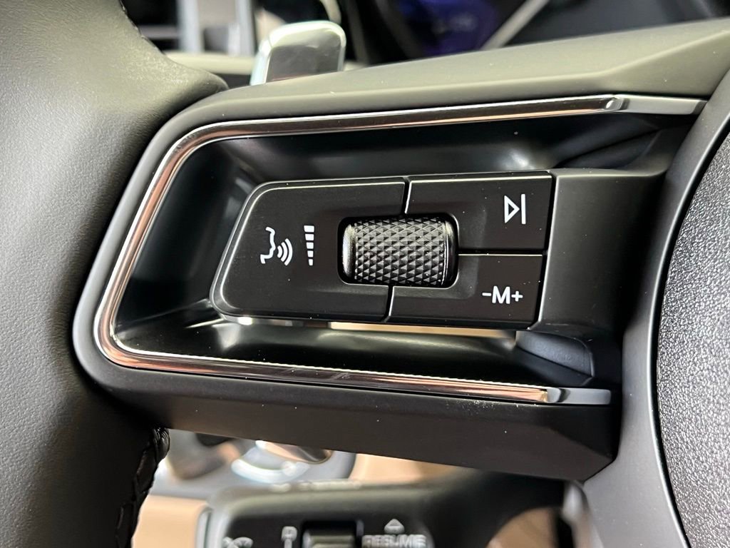 Certified 2025 Porsche Macan image 9