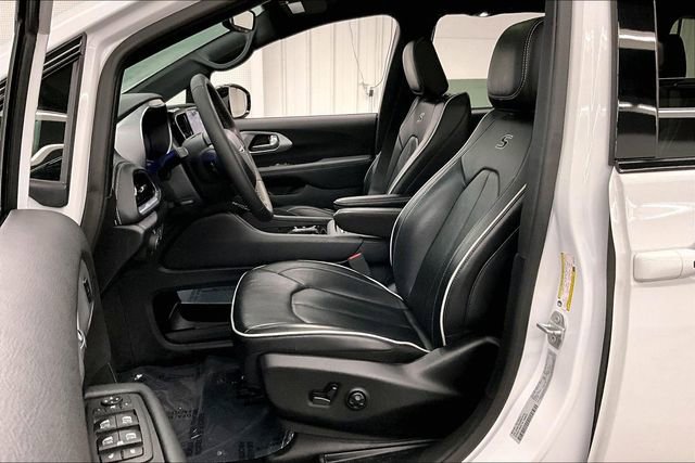 Used 2025 Chrysler Pacifica Limited image 21