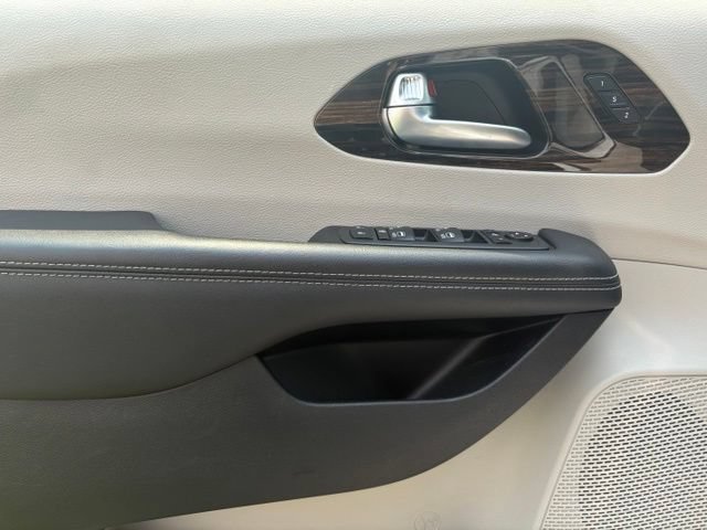 Used 2023 Chrysler Pacifica Limited FWD image 24