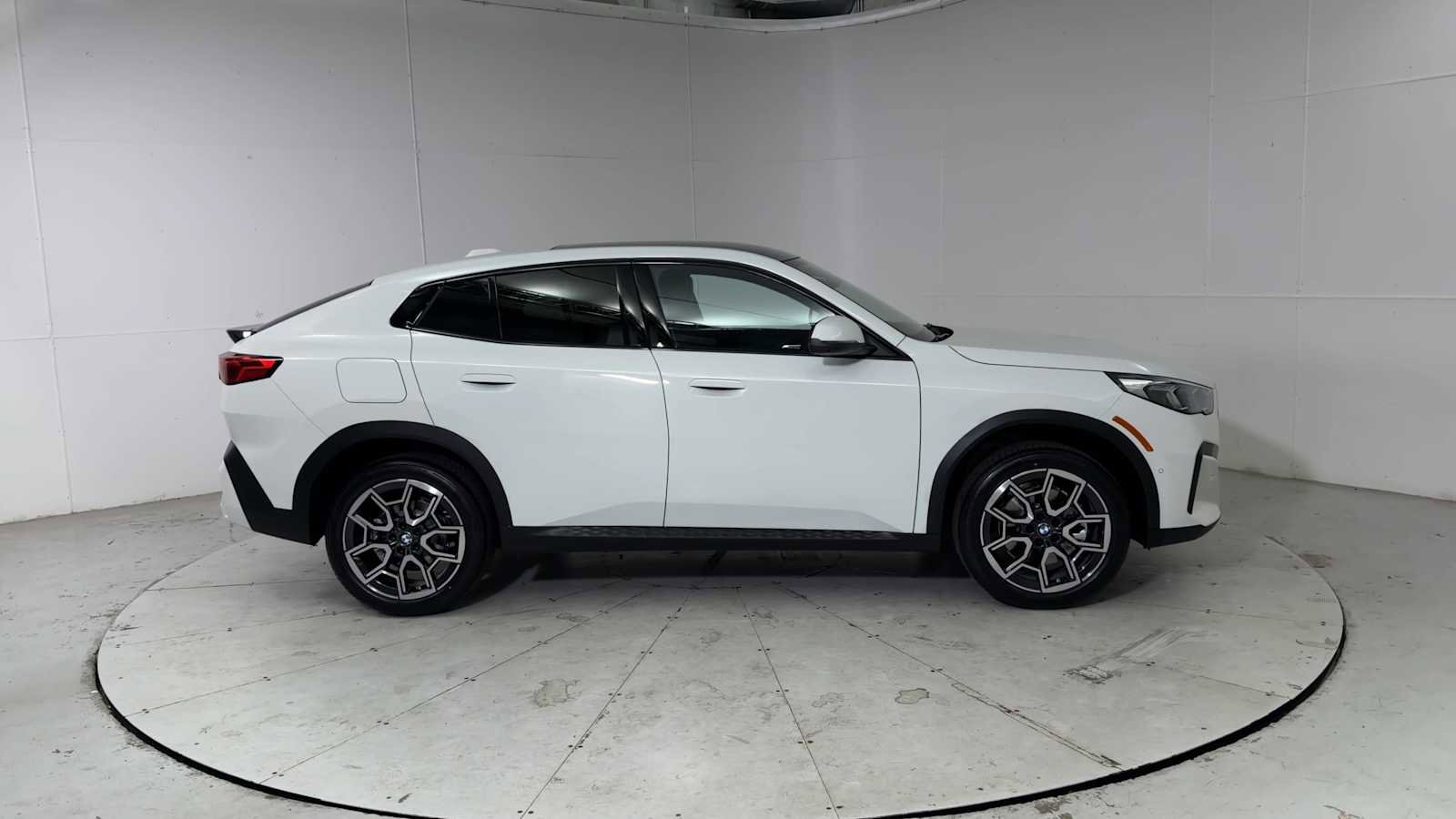 New 2026 BMW X2 xDrive28i w/ Technology Package AWD/4WD image 9