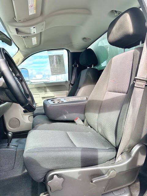 Used 2014 Chevrolet Silverado 2500 W/T AWD/4WD image 9