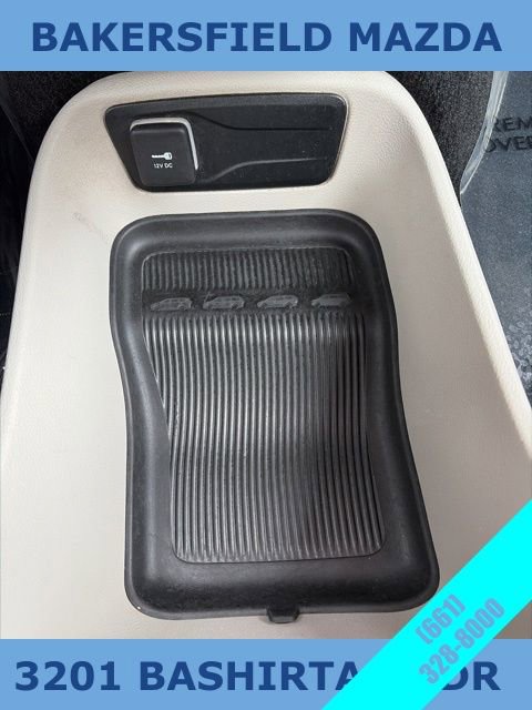 Used 2022 Chrysler Voyager LX image 30