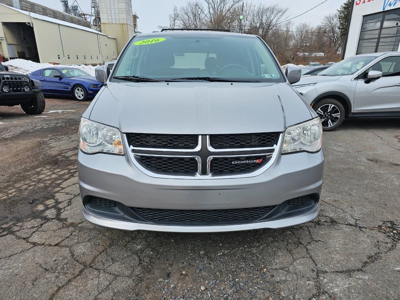 Used 2016 Dodge Grand Caravan SXT image 2