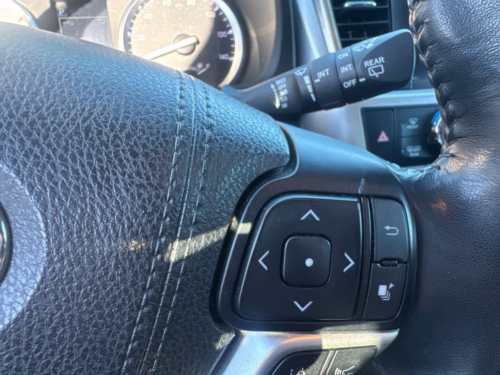 Used 2018 Toyota Highlander XLE AWD/4WD image 19