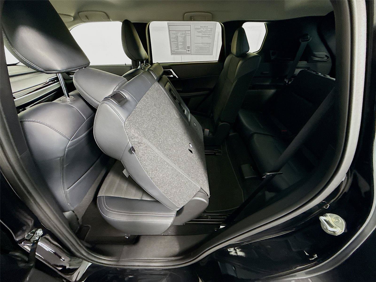 Used 2025 Mitsubishi Outlander SE FWD image 42