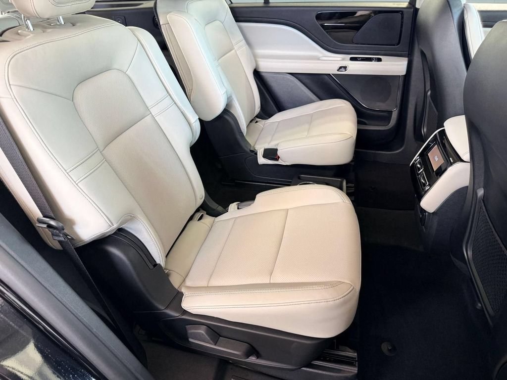 Certified 2026 Lincoln Aviator AWD image 31