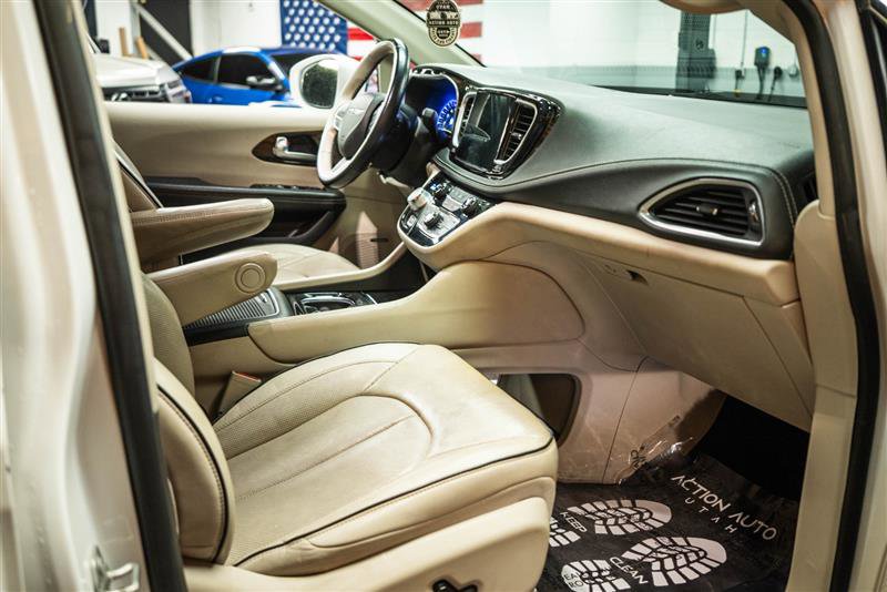 Used 2021 Chrysler Pacifica Limited w/ Premium & Safety Sphere Group image 13