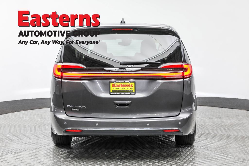 Used 2023 Chrysler Pacifica Touring-L FWD image 6