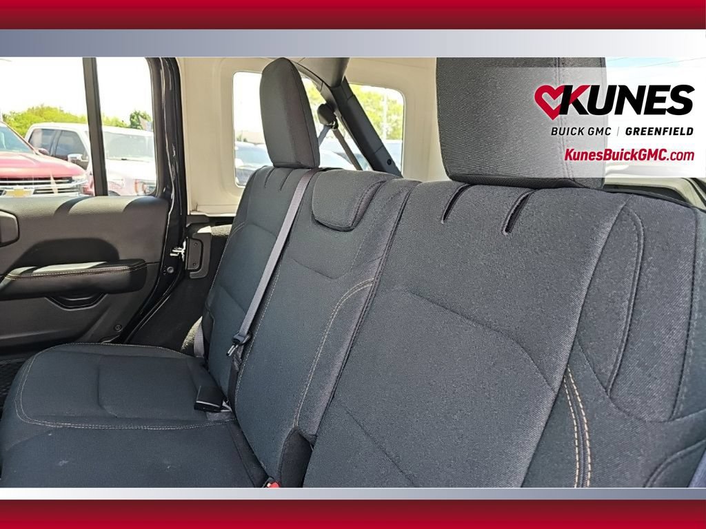 Used 2025 Jeep Wrangler Unlimited Sahara AWD/4WD image 17
