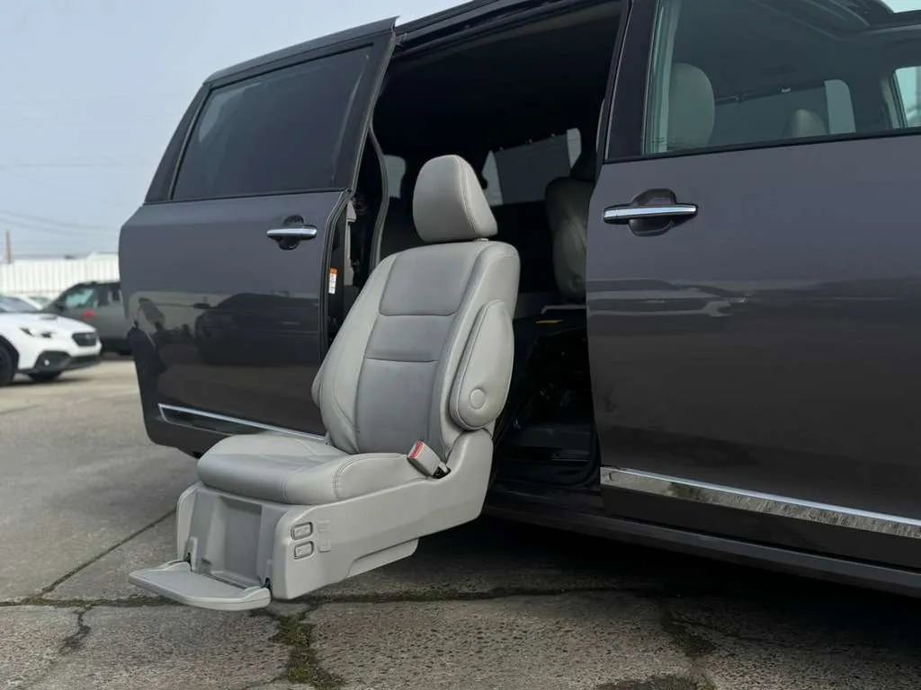 Used 2019 Toyota Sienna XLE w/ XLE Navigation Package FWD image 25
