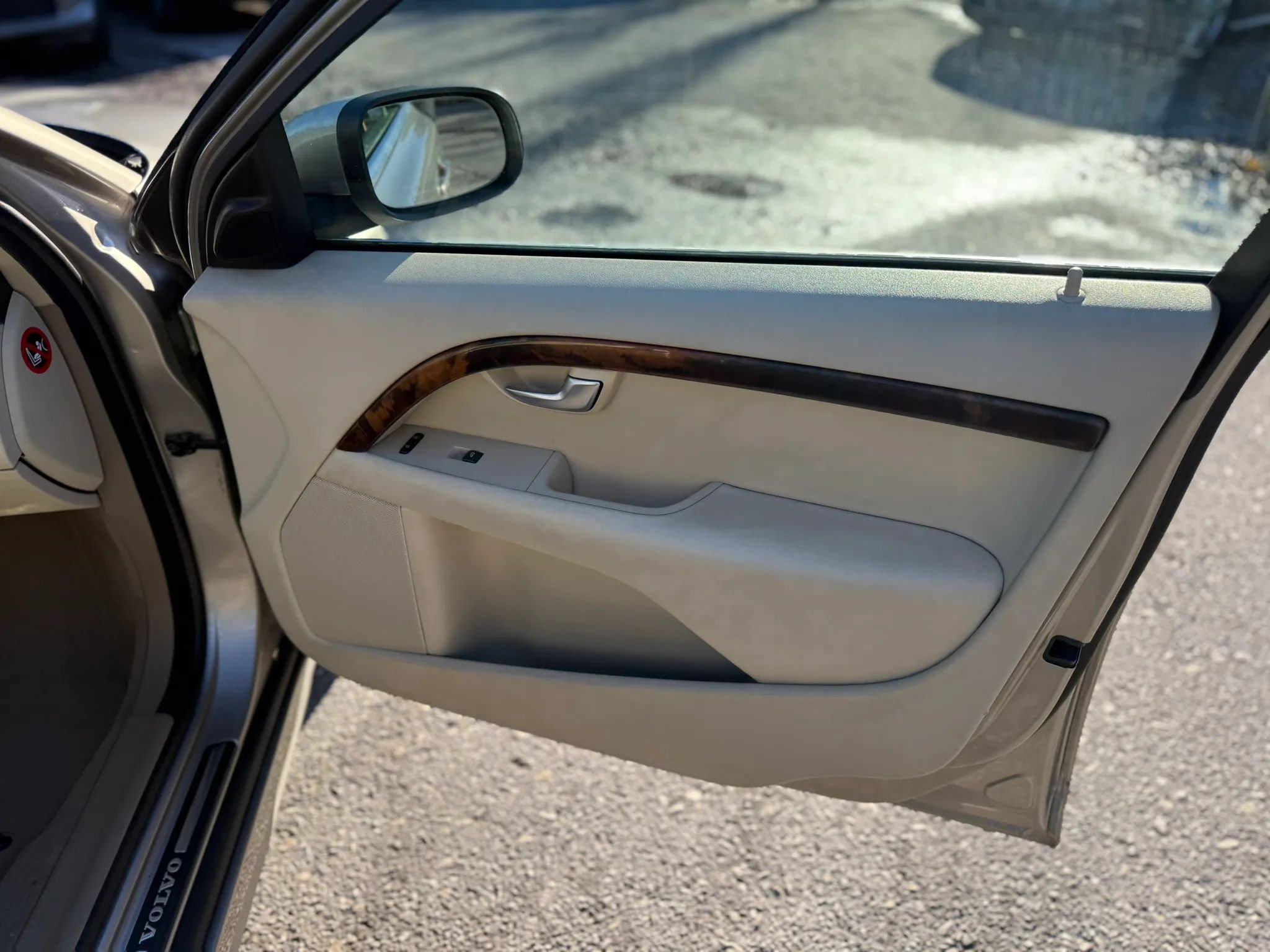 Used 2010 Volvo V70 R-Design FWD image 22