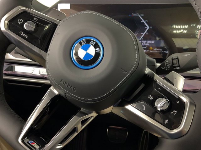 Used 2025 BMW 750e xDrive AWD/4WD image 25