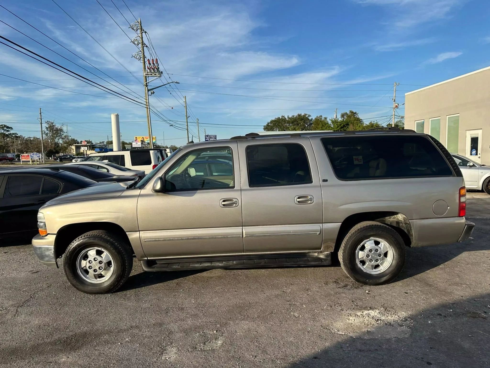 Used 2002 Chevrolet Suburban LT image 2