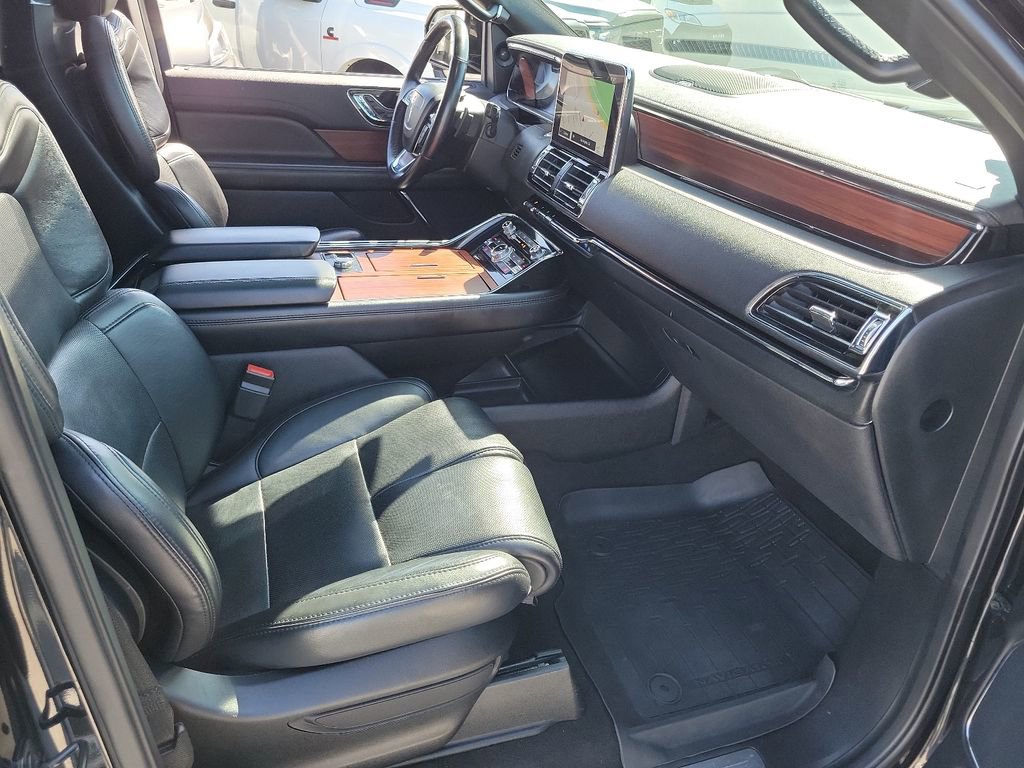 Used 2021 Lincoln Navigator Reserve image 17