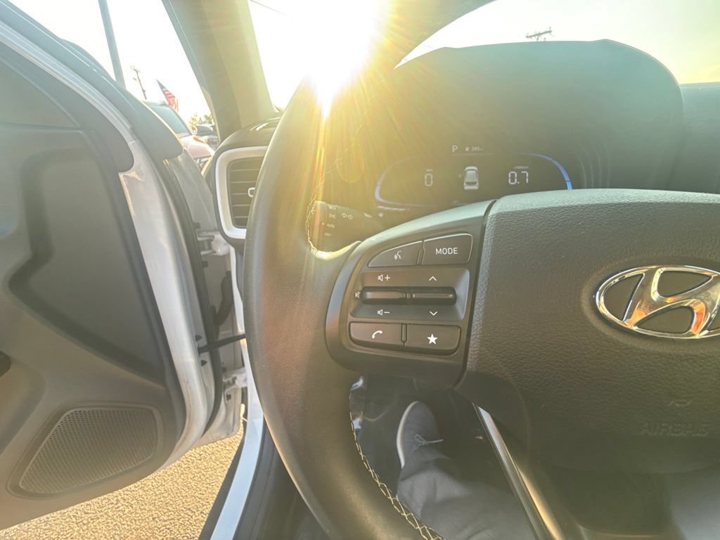 Used 2024 Hyundai Venue Limited FWD image 17