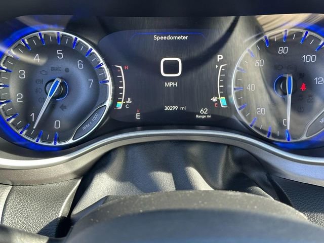 Used 2024 Chrysler Pacifica Touring-L image 25