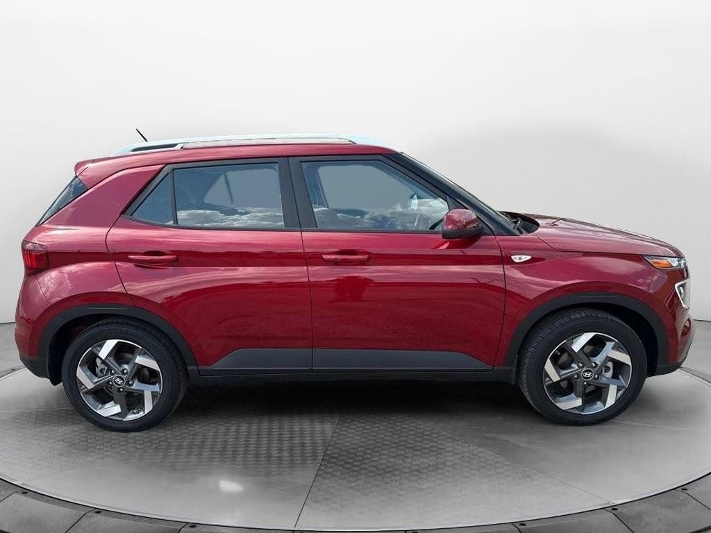 Used 2024 Hyundai Venue Limited image 2
