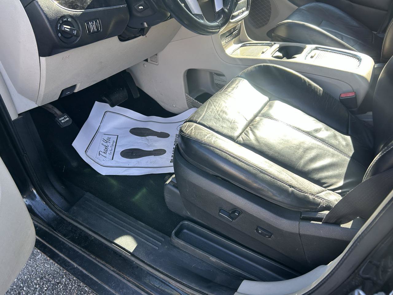 Used 2015 Chrysler Town & Country Limited Platinum FWD image 10