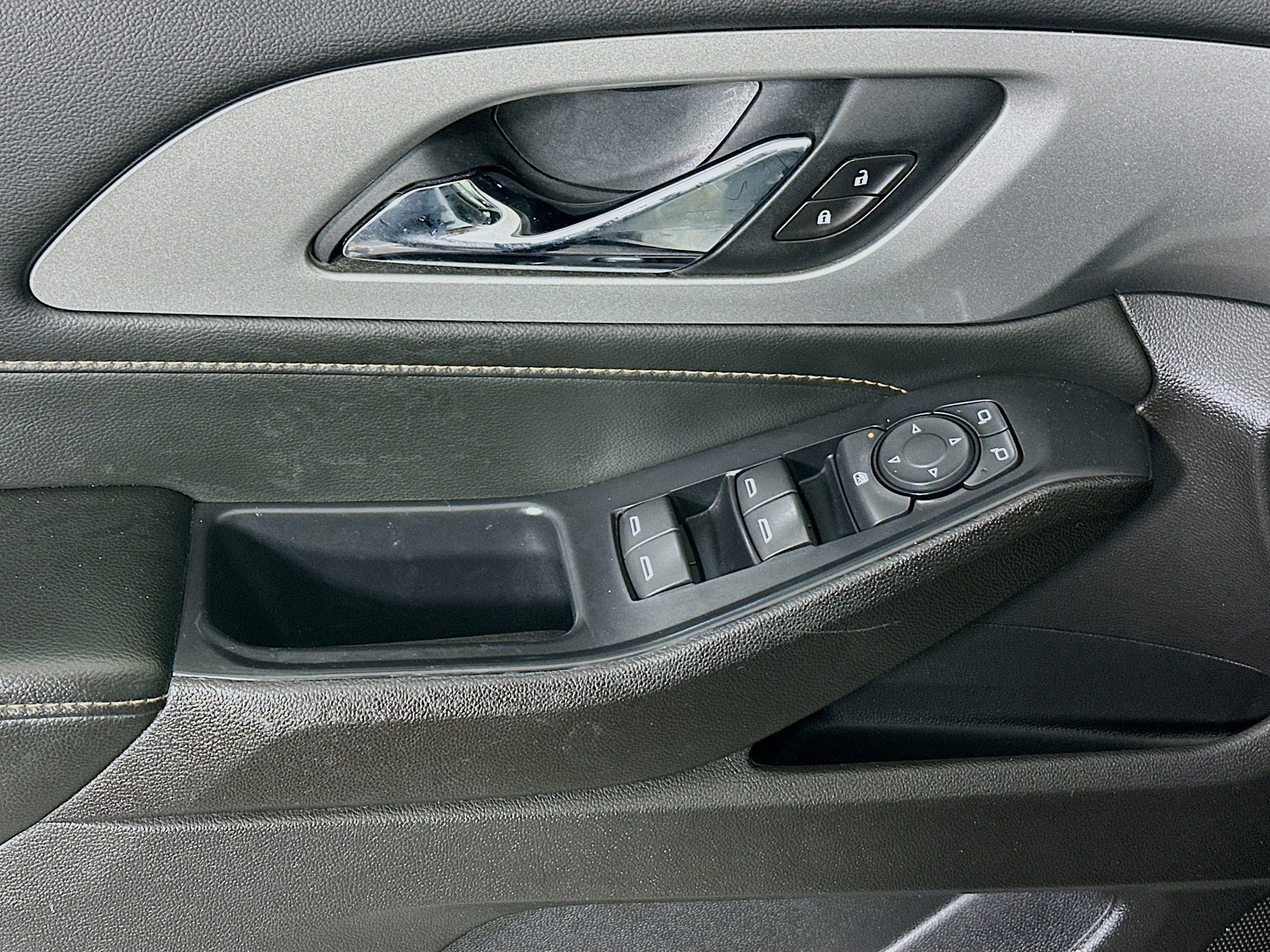 Used 2021 Chevrolet Traverse LS FWD image 14