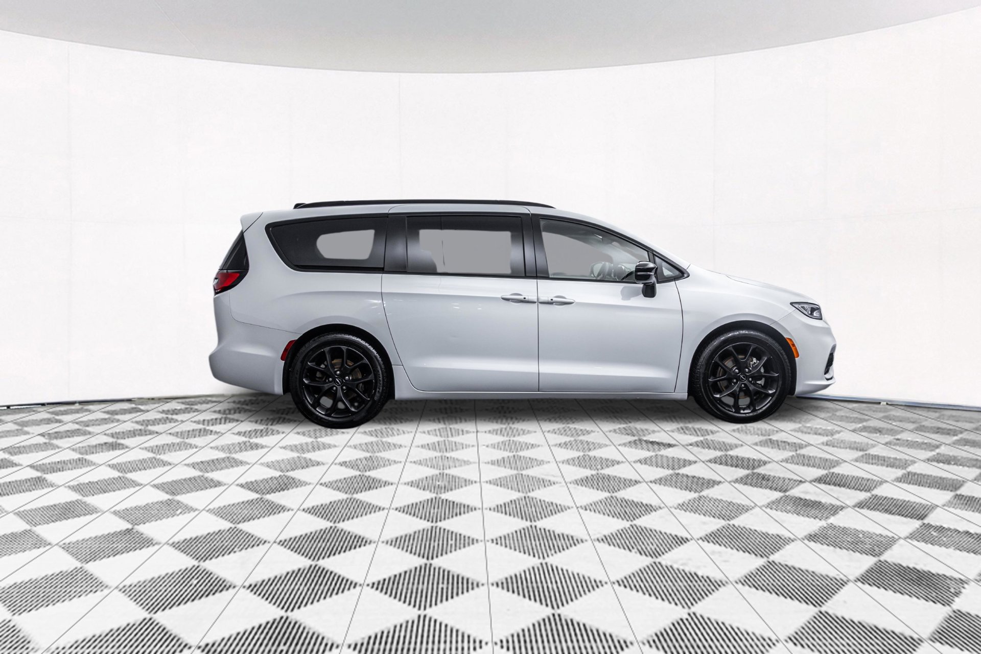 Used 2025 Chrysler Pacifica Limited FWD image 12