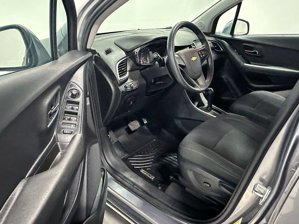 Used 2020 Chevrolet Trax LS FWD image 17
