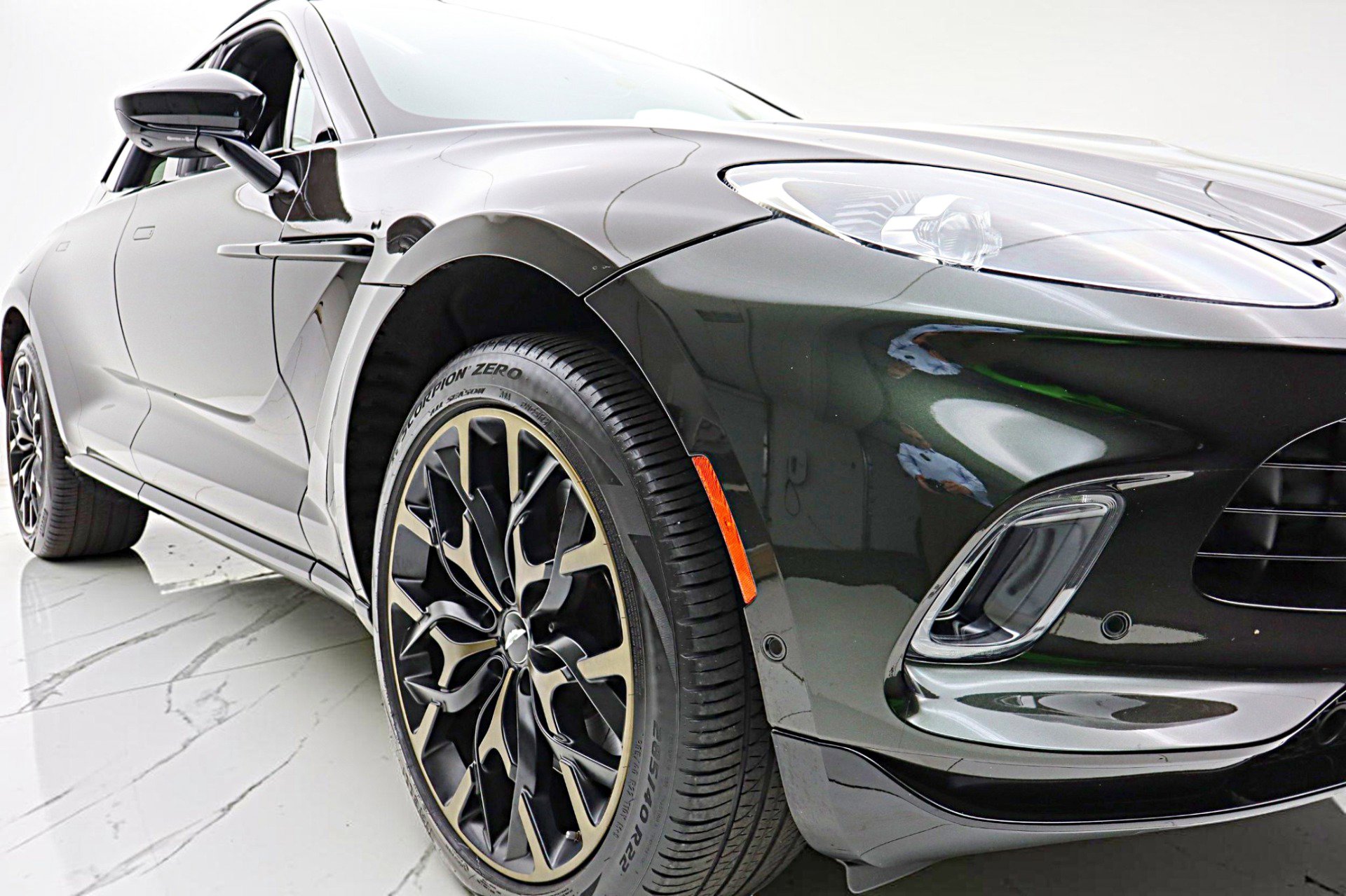 Used 2021 Aston Martin DBX AWD/4WD image 23