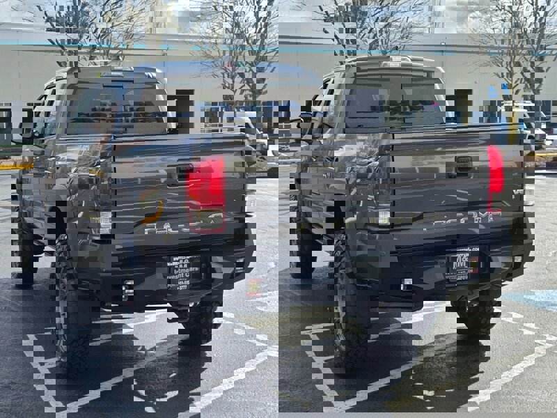 Used 2017 Toyota Tacoma TRD Off-Road w/ Premium & Technology Package image 7