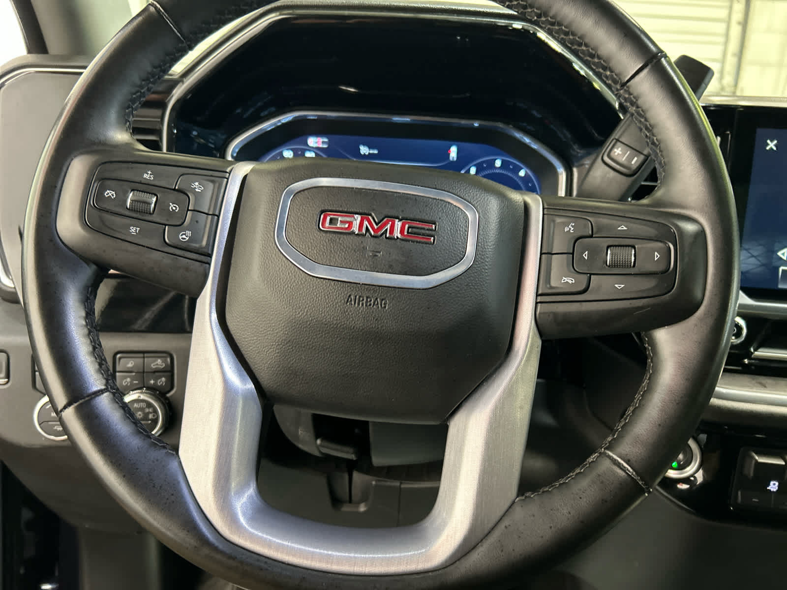 Used 2025 GMC Sierra 1500 SLT AWD/4WD image 8