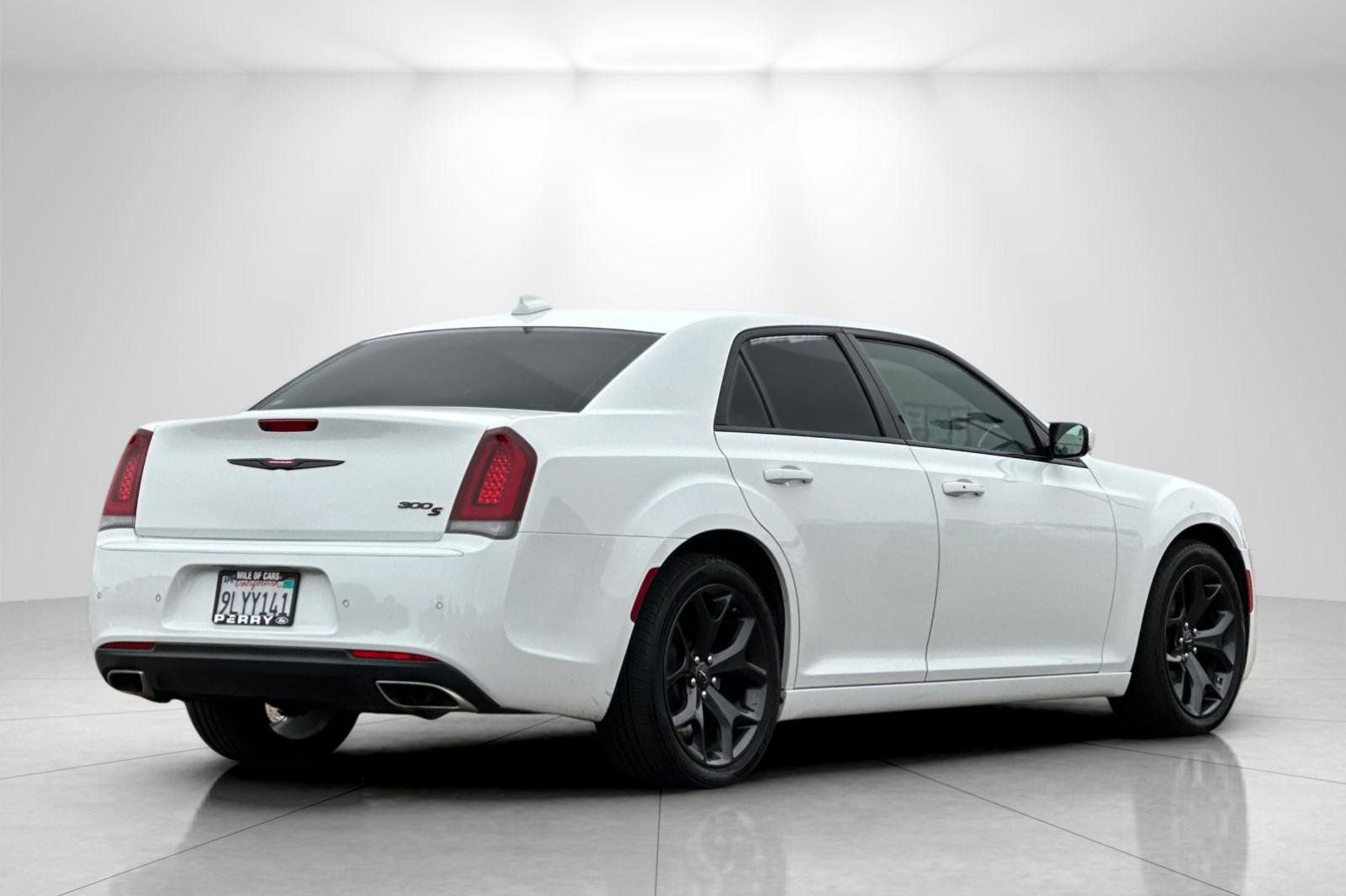 Used 2023 Chrysler 300 S w/ Comfort Group RWD image 3