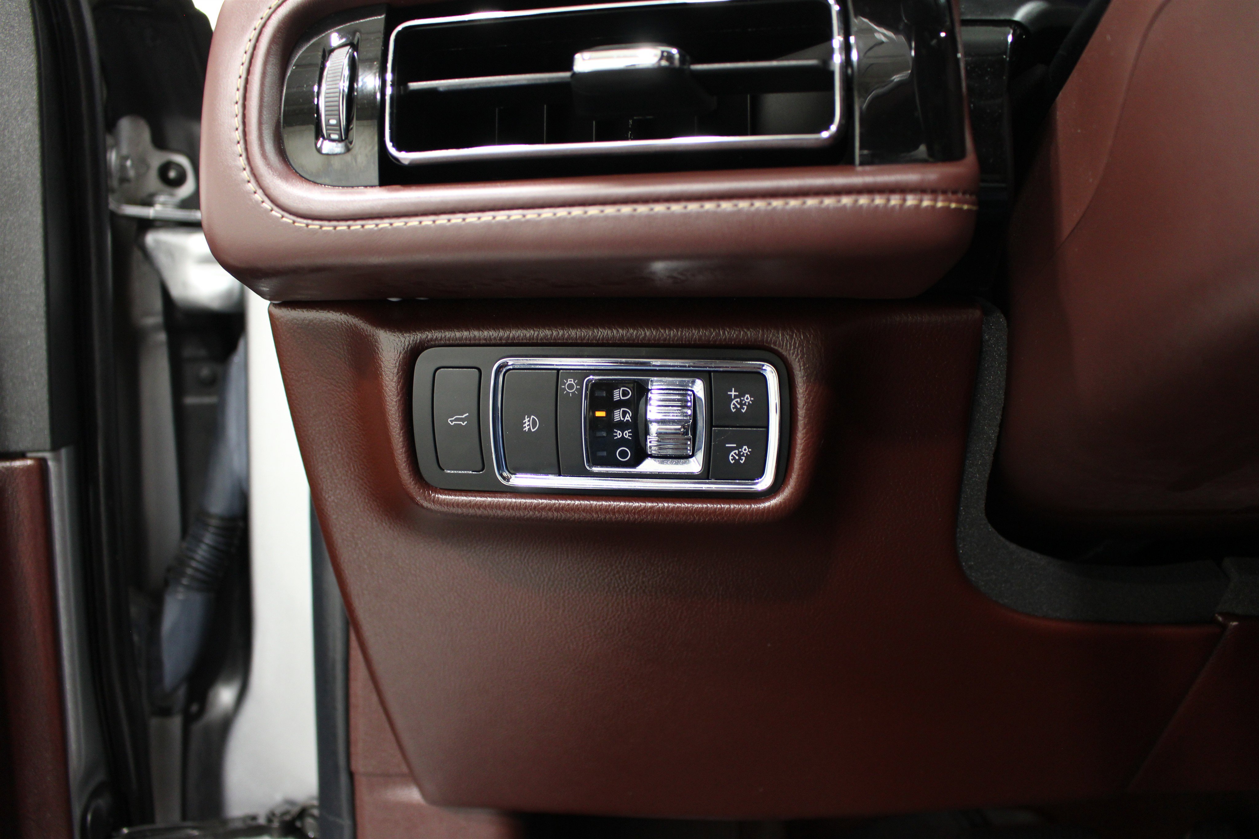 Used 2021 Lincoln Aviator Black Label w/ Class IV Trailer Tow Package image 9