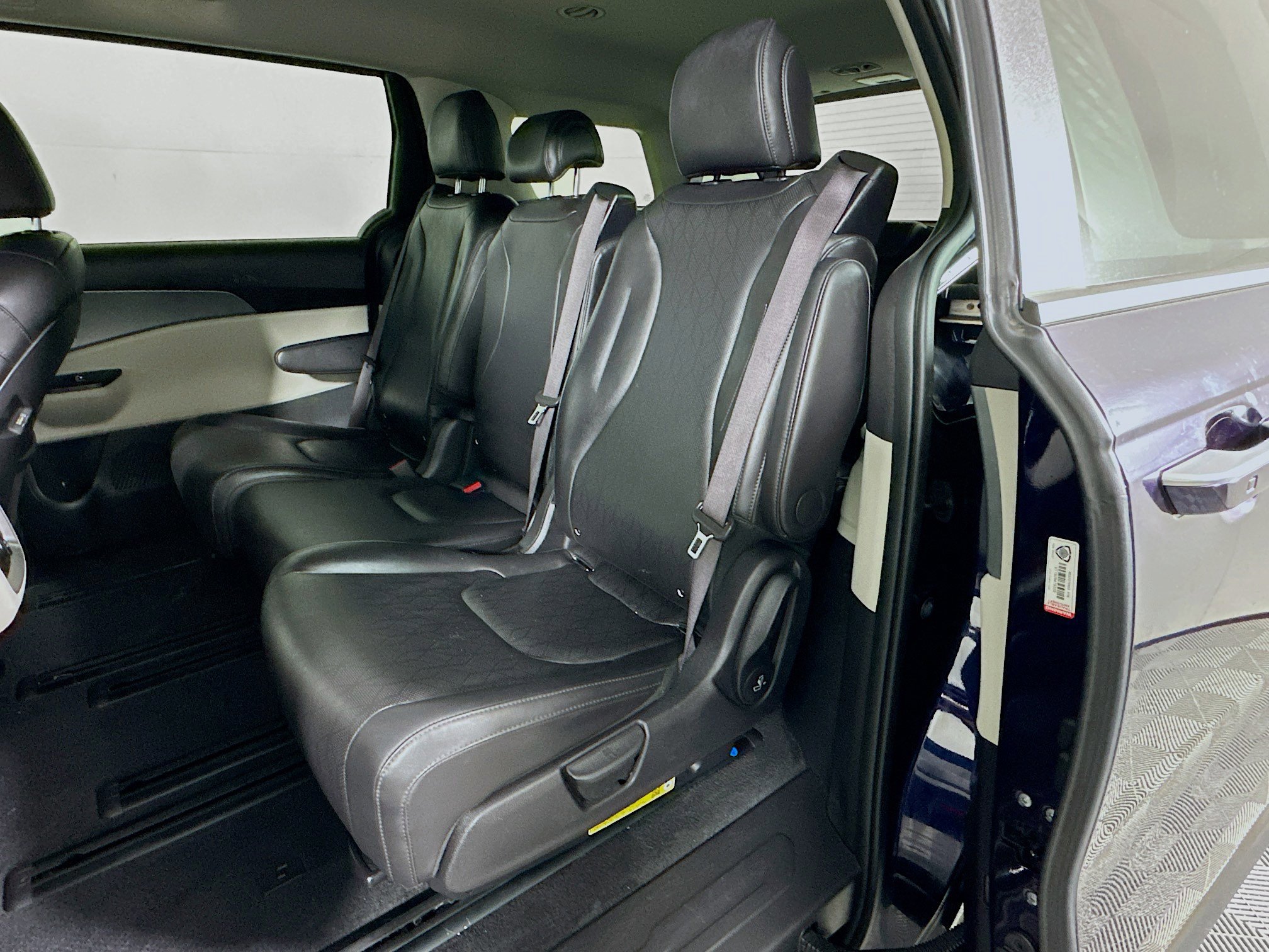 Used 2024 Kia Carnival LX image 26