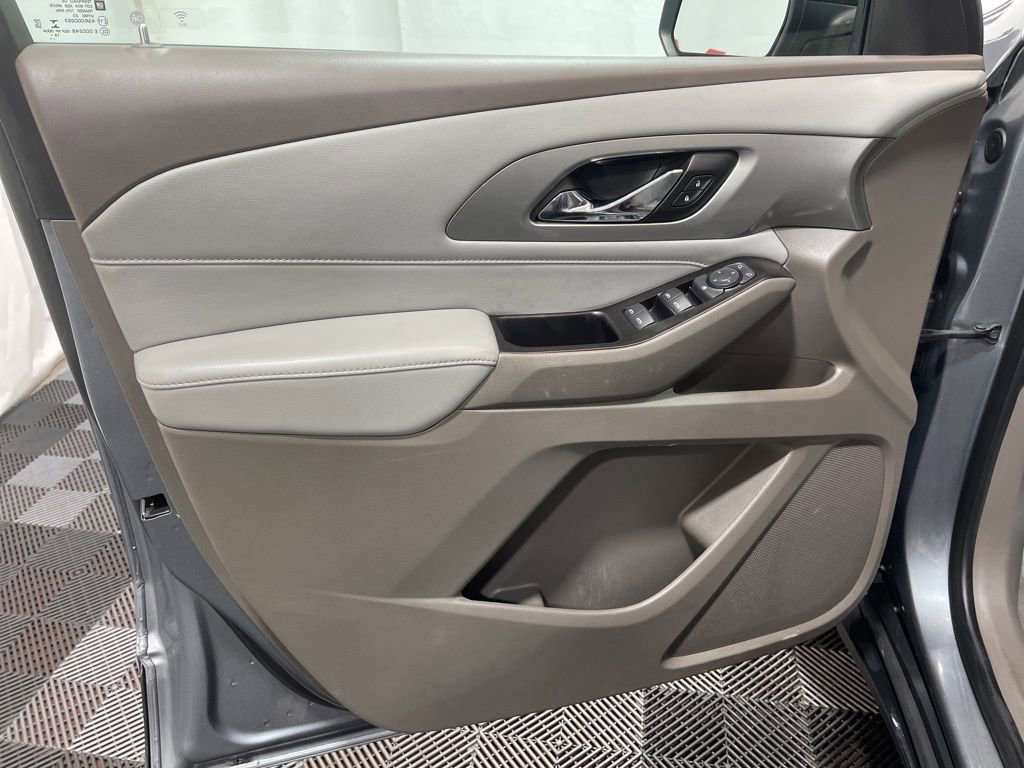 Used 2020 Chevrolet Traverse LT image 18