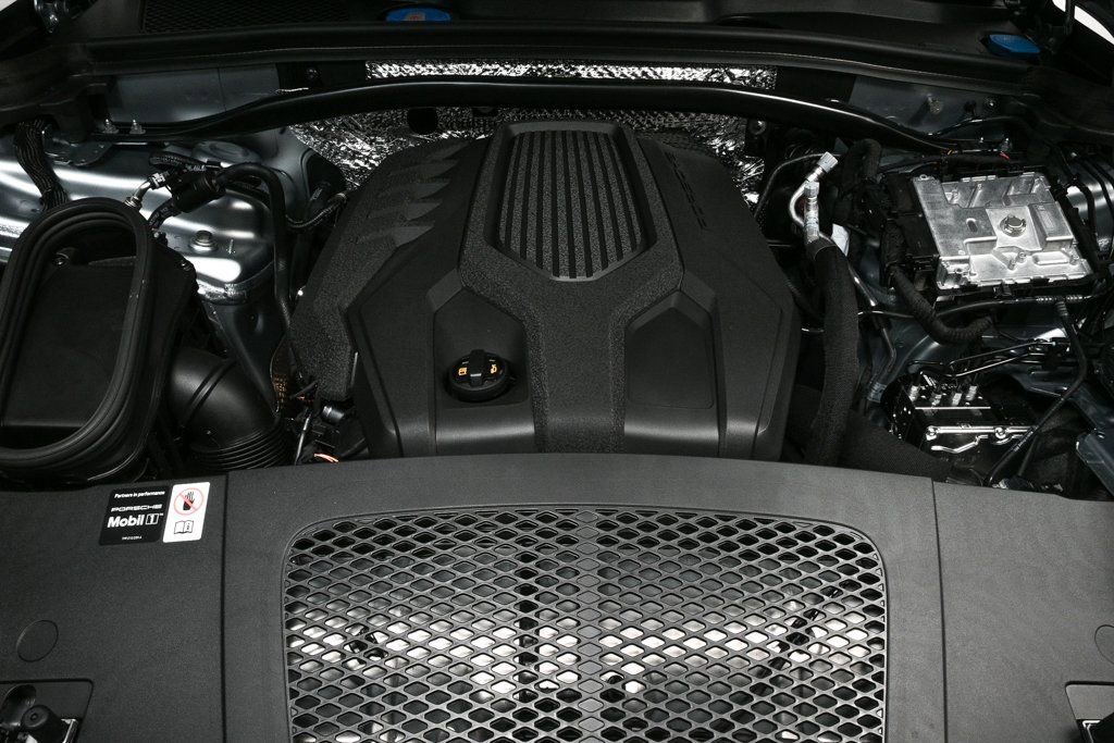 Certified 2026 Porsche Macan AWD/4WD image 34