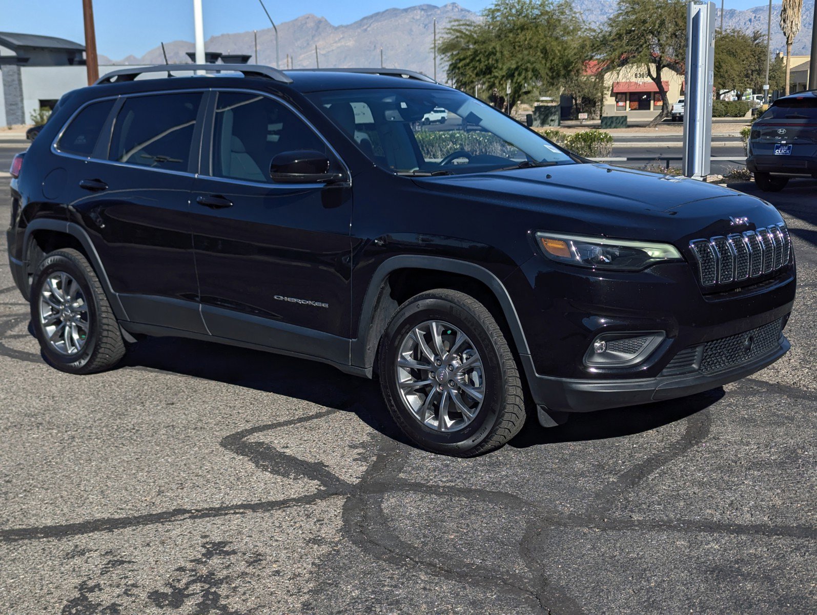 Used 2021 Jeep Cherokee Latitude Lux w/ Comfort/Convenience Group AWD/4WD image 1