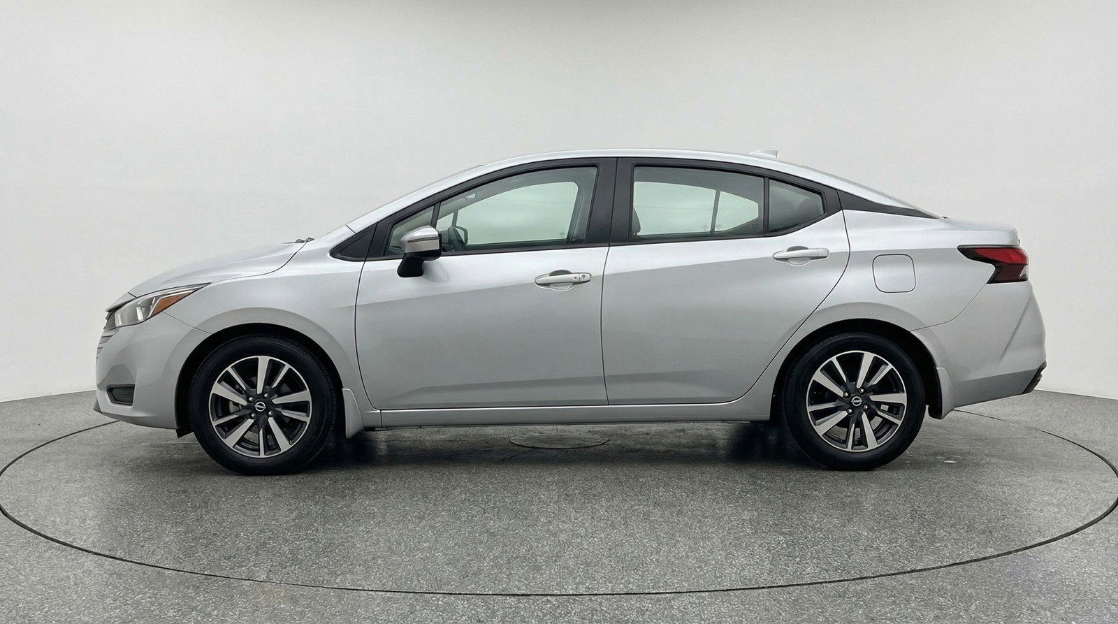 Used 2025 Nissan Versa SV image 5