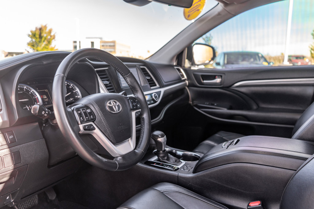 Used 2017 Toyota Highlander SE AWD/4WD image 21