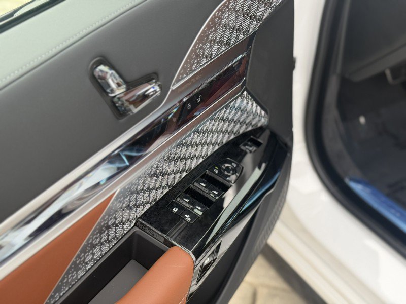New 2026 BMW 750e xDrive w/ Executive Package image 14