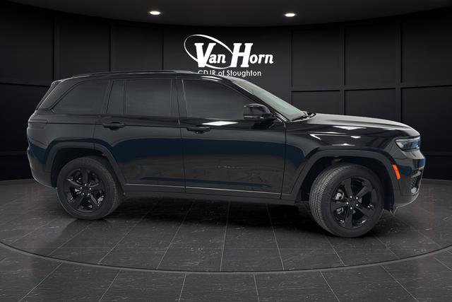 Used 2025 Jeep Grand Cherokee Altitude AWD/4WD image 8
