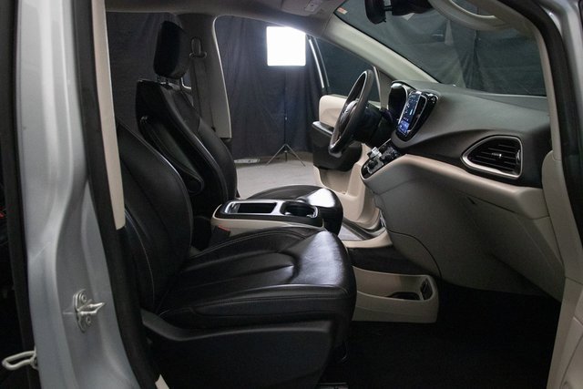 Used 2024 Chrysler Pacifica Touring-L image 16